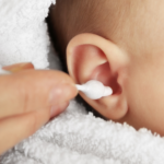 Pulire le orecchie ai bambini