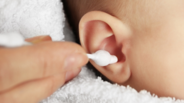 Pulire le orecchie ai bambini