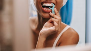 Come pulire i denti con l'apparecchio