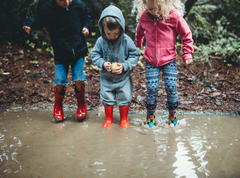 5 Oggetti Indispensabili per Affrontare la Pioggia con i Bambini: Testati da Me e dai miei figli