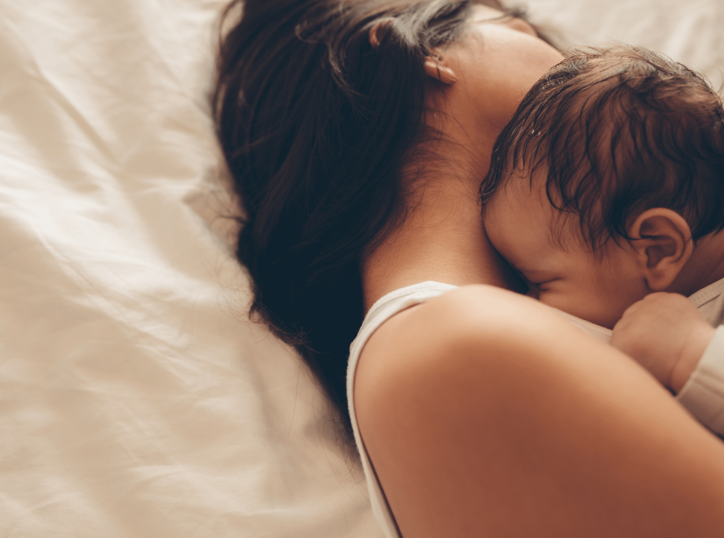 mamma e neonato che dormono nel letto, Prime Notti del Neonato